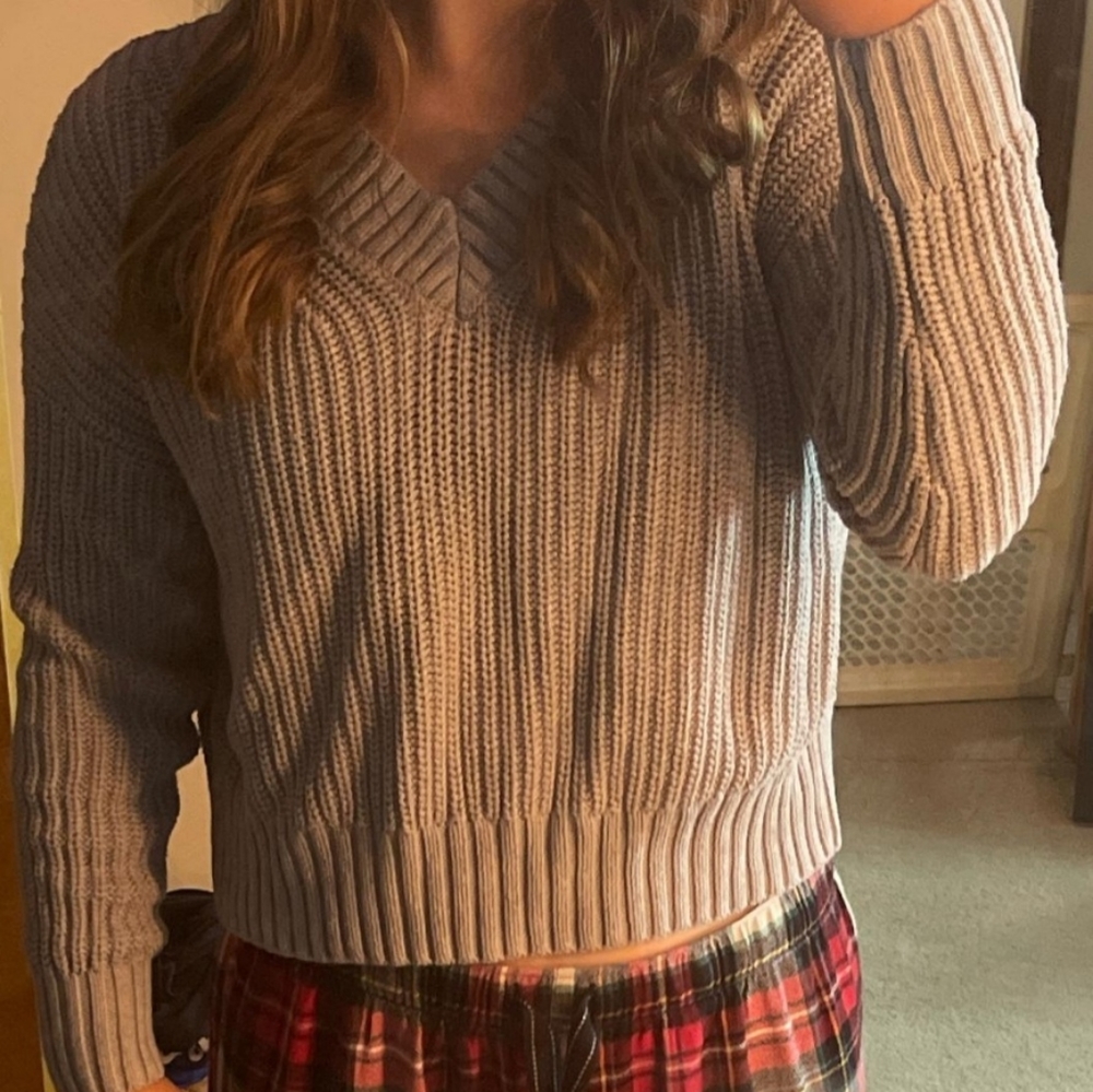Hollister gray cropped v-neck sweater